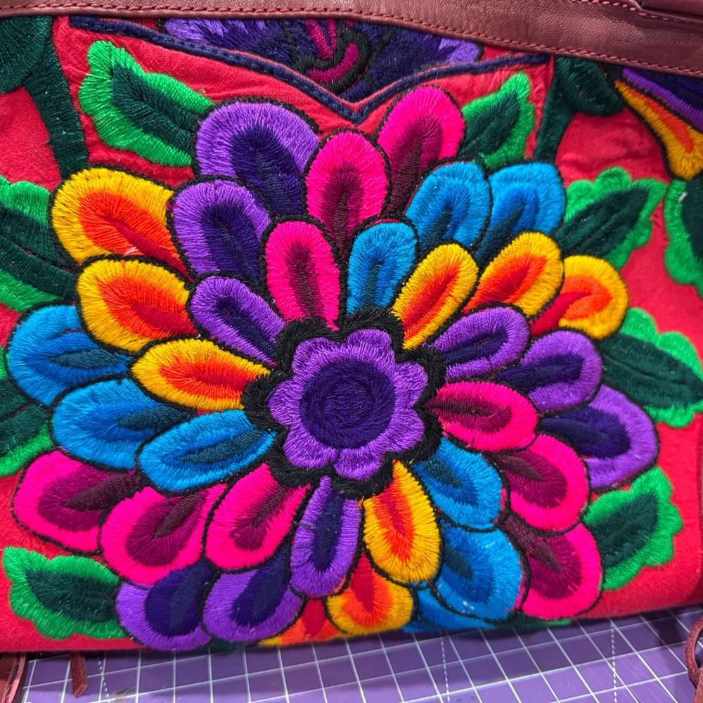 DC Bags of Guatamala fringed caryall - Picture 4 of 11